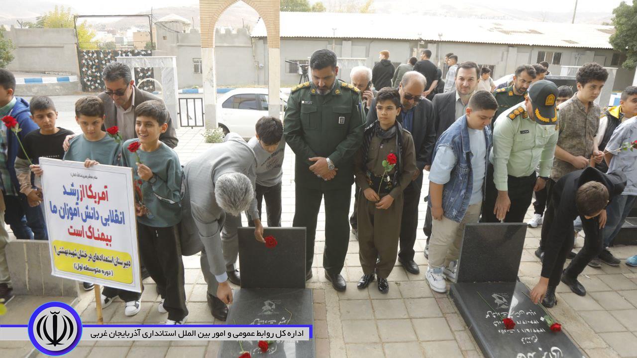 آیین زنگ ایثار و مقاومت و آغاز سال تحصیلی در مدارس مهاباد نواخته شد