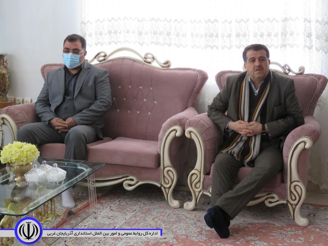 فرماندار مهاباد: دیدار با خانواده شهدا روحیه جهادی را تقویت میکند
