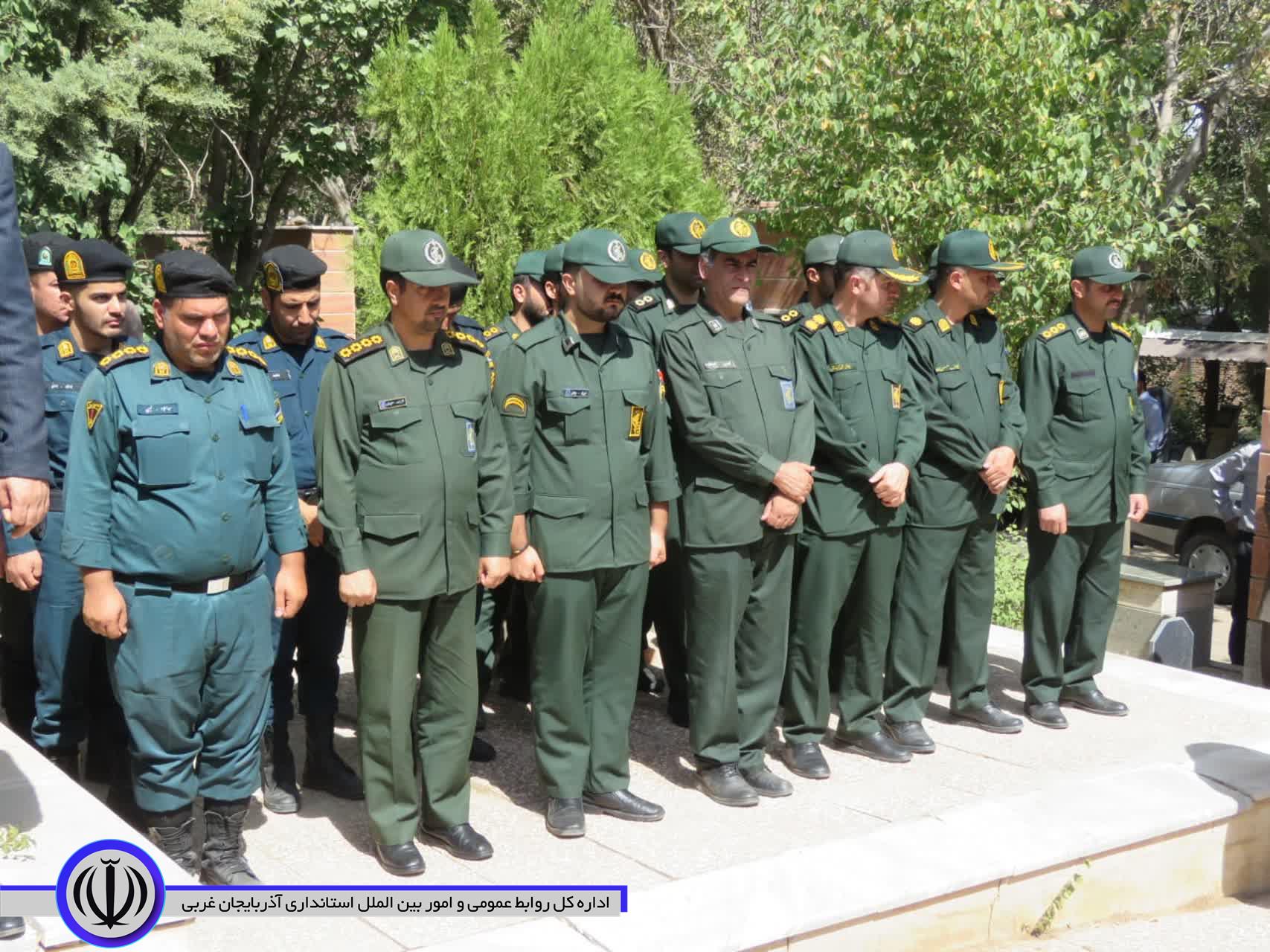 گلباران و غبار روبی مزار شهدا در مهاباد به مناسبت سالروز بازگشت آزادگان به میهن اسلامی