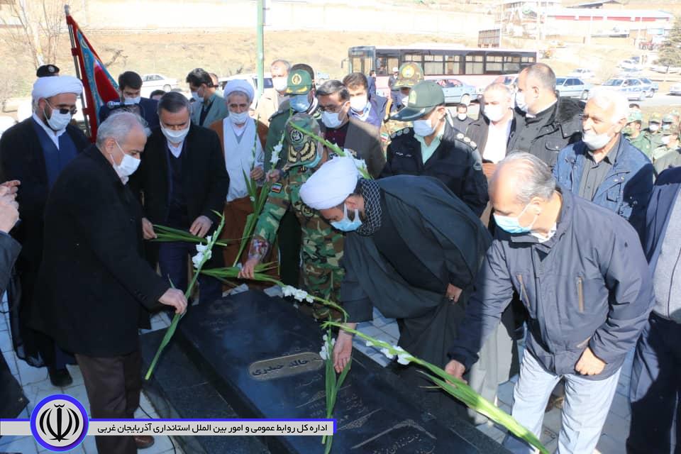 غباروبی و گلباران مزار نخستین شهید خلبان نیروی هوایی جمهوری اسلامی در مهاباد