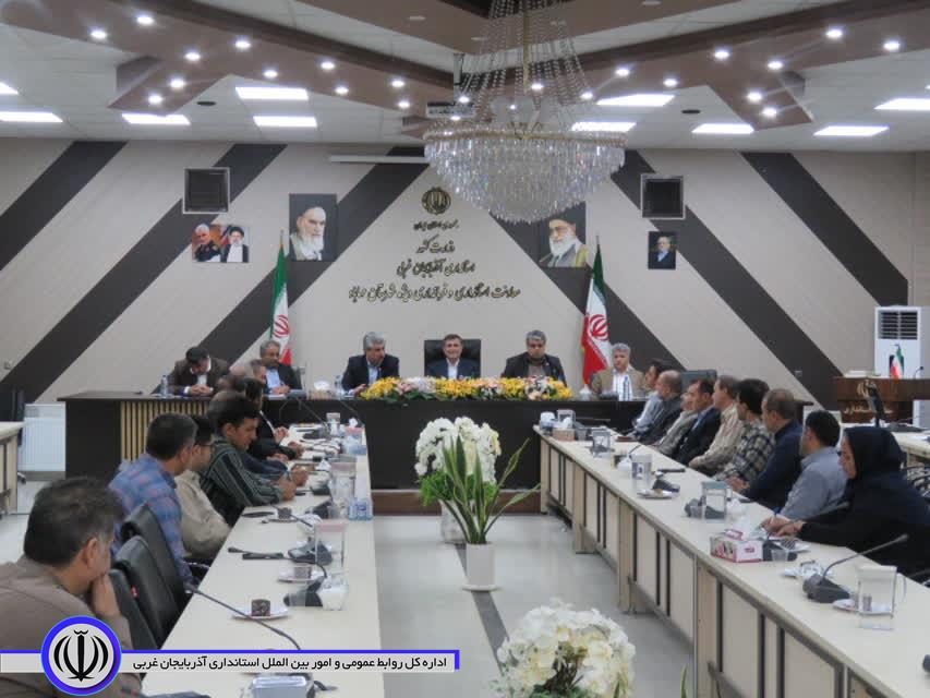 نشست صمیمی معاون توسعه مدیریت و منابع استانداری با همکاران فرمانداری مهاباد