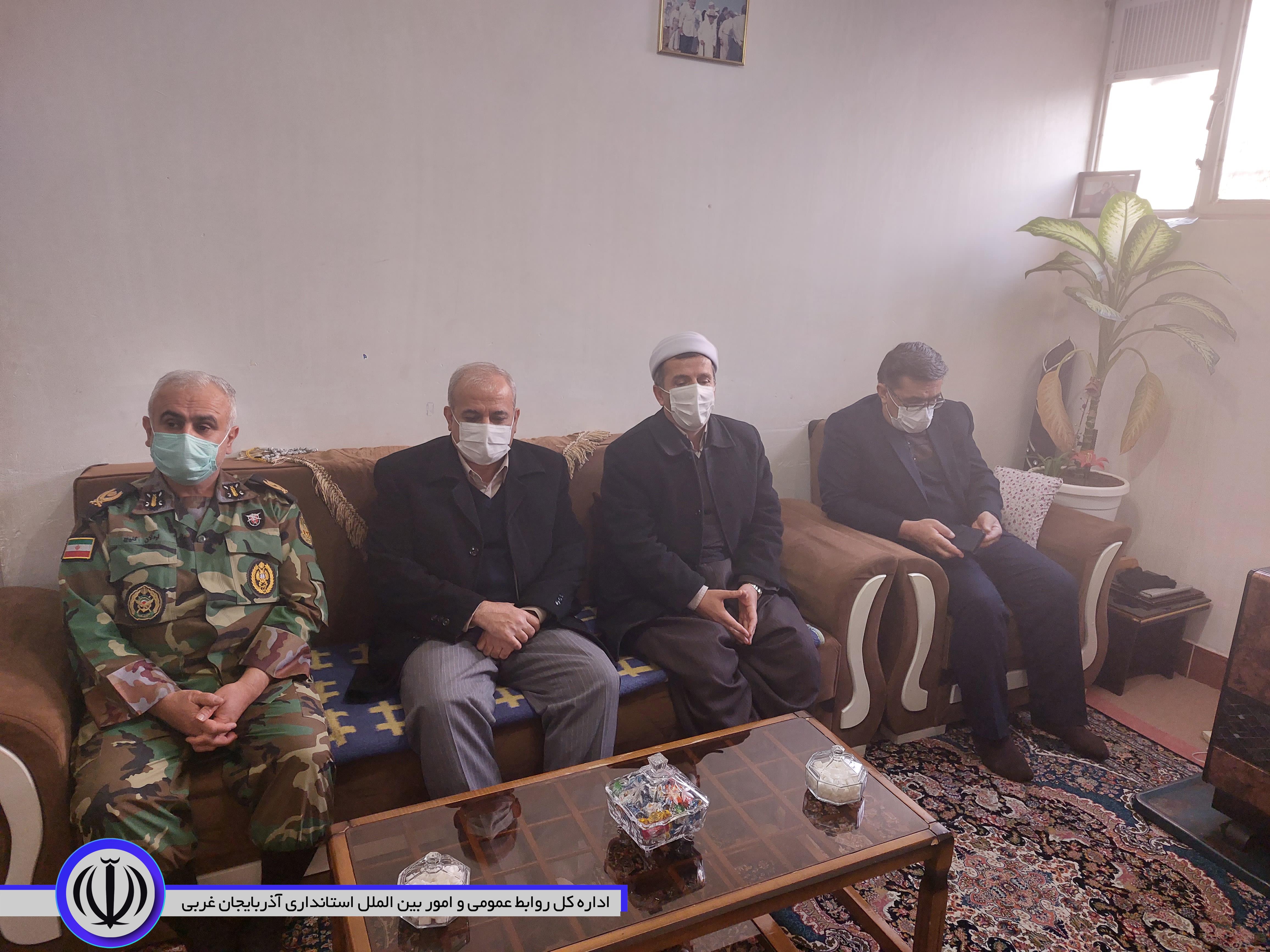 دیدار مسئوولان شهرستان با خانواده معزز شهداء در مهاباد
