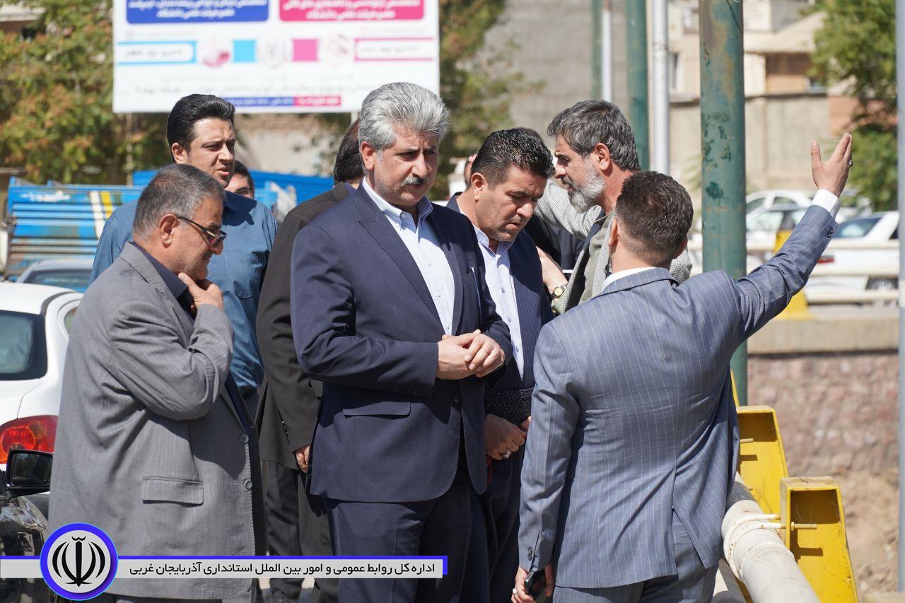 بازدید میدانی فرماندار ویژە شهرستان از اجرای عملیات لایه روبی رودخانه ی سطح شهر مهاباد