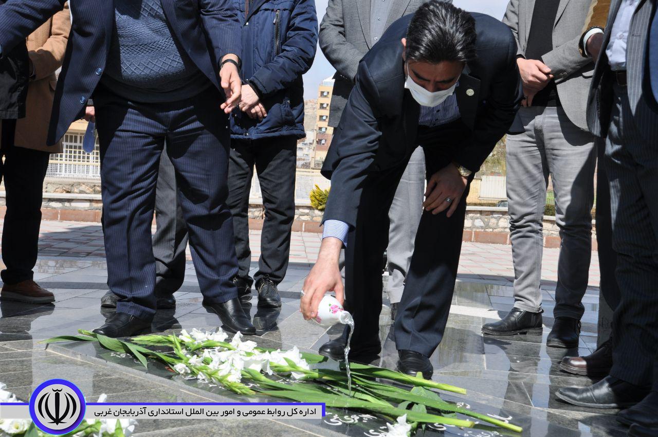 غبار روبی مزار شهدای گمنام دانشگاه آزاد اسلامی واحد مهاباد