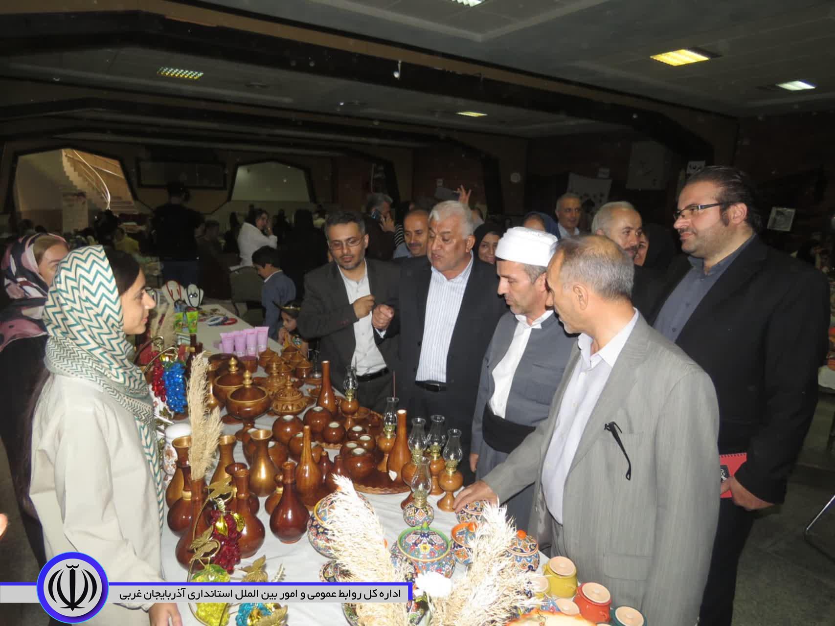 مسوولان مهابادی به دیدار خانواده شهدا رفتند